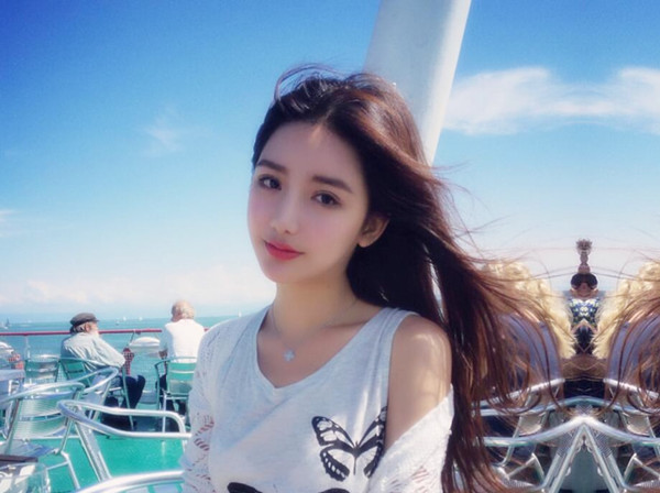 网 红美 女酒 店和土 豪开 着门对 着门 口激 烈肏 逼